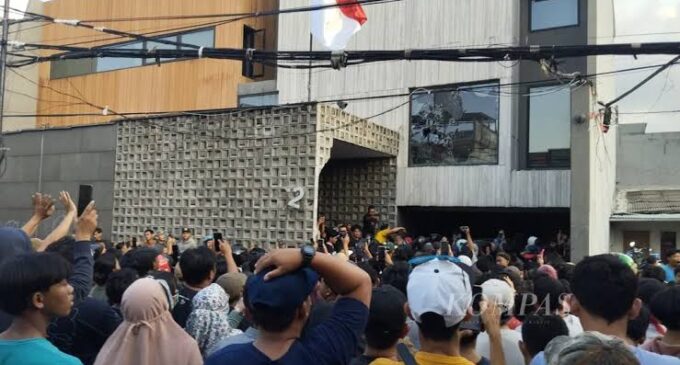 Massa Geruduk Rumah Ahmad Sahroni, Jarah Jam Tangan Mewah Richard Mille Seharga Rp 11,7 Miliar