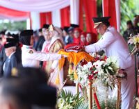 Wagub Cik Ujang Pimpin Upacara Penurunan Bendera HUT ke-80 RI di Palembang, Tekankan Pentingnya Persatuan dan Gotong Royong