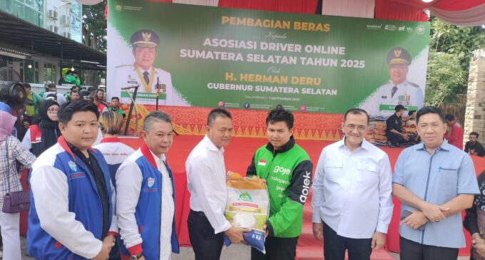 Driver Ojol Sumsel Terima Bantuan 50 Ton Beras