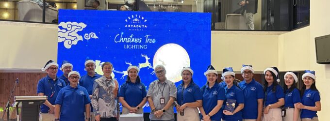 ARYADUTA Palembang Kembali Gelar Tradisi Tahunan Tree Lighting Ceremony