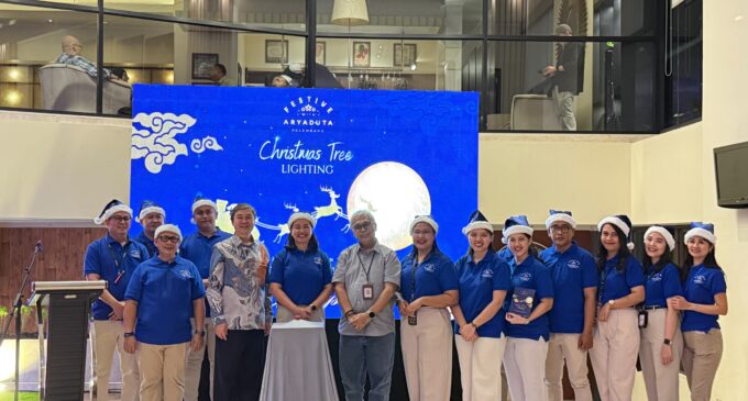 ARYADUTA Palembang Kembali Gelar Tradisi Tahunan Tree Lighting Ceremony