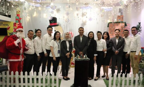 Batiqa Hotel Palembang Awali Perayaan Natal dengan Tree Light Up