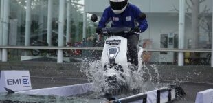 Hadapi Musim Hujan, Ini 7 Cara Aman Naik Motor Listrik