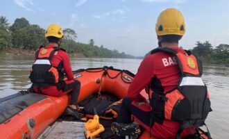 Tak Kenal Lelah, Tim SAR Terus Berupaya Temukan Korban Tenggelam di Sungai Lematang