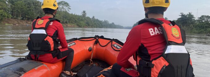 Tak Kenal Lelah, Tim SAR Terus Berupaya Temukan Korban Tenggelam di Sungai Lematang