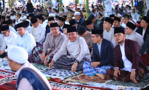 Gubernur Herman Deru dan Wakil Gubernur Cik Ujang Salat Idul Fitri Bersama, Ajak Masyarakat Perkuat Kerukunan