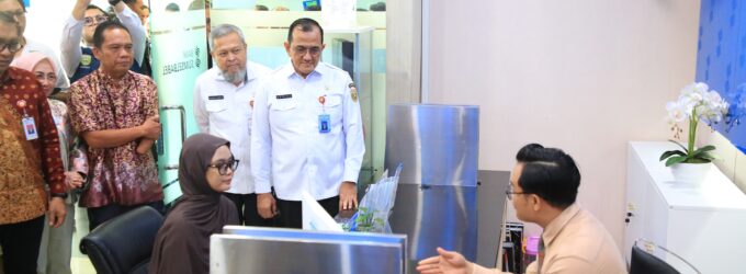 Sekda Sumsel Edward Candra Tinjau Langsung Layanan Bank Sumsel Babel untuk Disabilitas