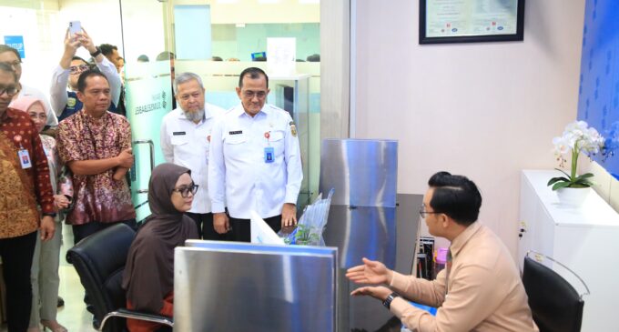 Sekda Sumsel Edward Candra Tinjau Langsung Layanan Bank Sumsel Babel untuk Disabilitas