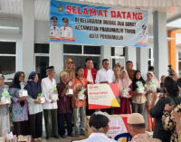 AZKO Terangi 250 Rumah Warga Lewat Berbagi Cahaya di Muara Dua Barat