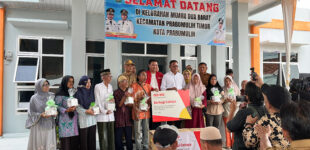 AZKO Terangi 250 Rumah Warga Lewat Berbagi Cahaya di Muara Dua Barat