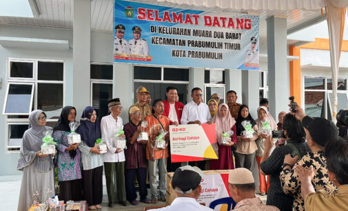 AZKO Terangi 250 Rumah Warga Lewat Berbagi Cahaya di Muara Dua Barat