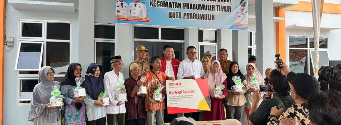 AZKO Terangi 250 Rumah Warga Lewat Berbagi Cahaya di Muara Dua Barat