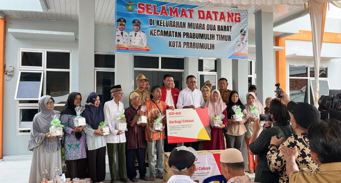 AZKO Terangi 250 Rumah Warga Lewat Berbagi Cahaya di Muara Dua Barat