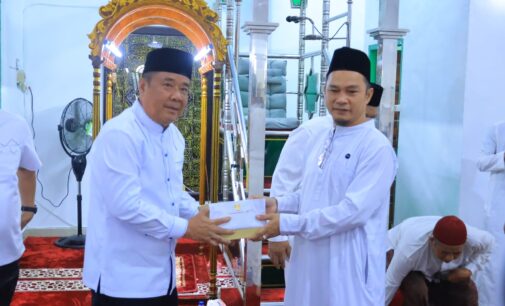 Wagub Sumsel Cik Ujang Safari Jumat di Masjid Al-Ikhlas, Salurkan Bantuan dan Siapkan Hewan Kurban