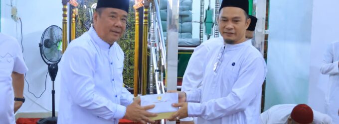 Wagub Sumsel Cik Ujang Safari Jumat di Masjid Al-Ikhlas, Salurkan Bantuan dan Siapkan Hewan Kurban
