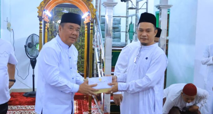 Wagub Sumsel Cik Ujang Safari Jumat di Masjid Al-Ikhlas, Salurkan Bantuan dan Siapkan Hewan Kurban