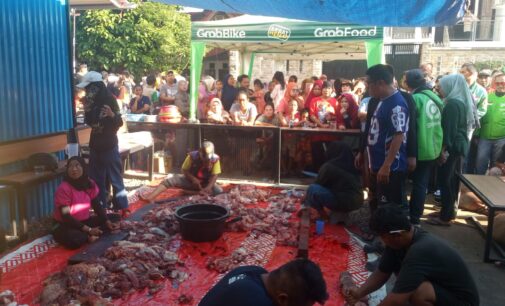 ADO Sumsel Tebar Kepedulian Idul Adha, Salurkan Daging Kurban untuk Driver Online dan Warga Sekitar