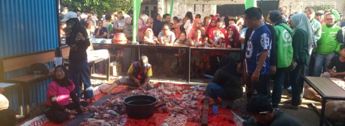ADO Sumsel Tebar Kepedulian Idul Adha, Salurkan Daging Kurban untuk Driver Online dan Warga Sekitar