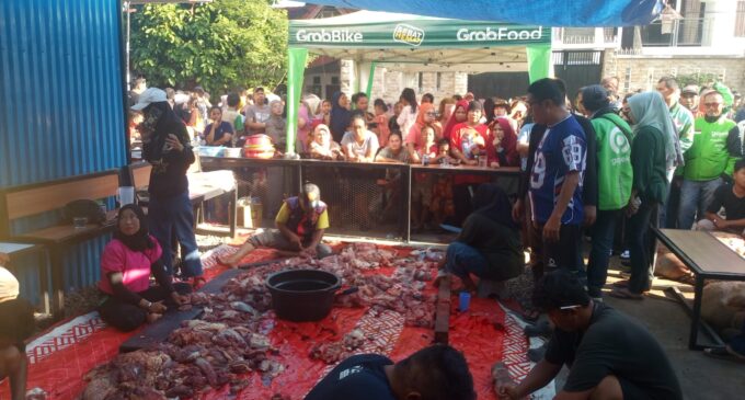 ADO Sumsel Tebar Kepedulian Idul Adha, Salurkan Daging Kurban untuk Driver Online dan Warga Sekitar