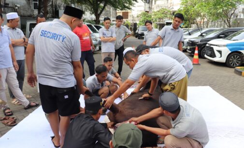BATIQA Hotel Palembang Salurkan Hewan Kurban untuk Karyawan dan Warga Sekitar