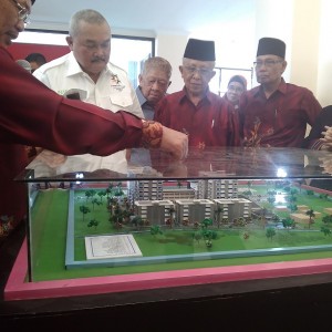 Ketua STIK Siti Khadijah menunjukan maket gedung kepada Gubernur Sumsel Ir. Alex Noerdin, selasa, (29,12)