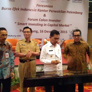 Wagub Sumsel, Ishak Mekki melakukan penandatanganan prasasti sebagai tanda peresmian BEI kantor perwakilan Palembang