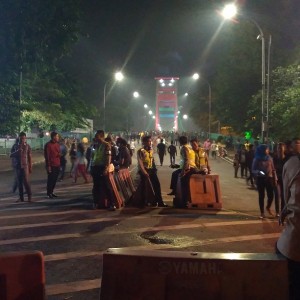 Ruas jalan Ampera ditutup dan dijaga petugas keamanan