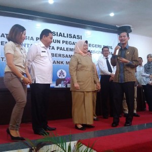 Guru SDN 56, Sahidah Burlian mendapatkan hadiah umroh dari Pemkot Pembang. Hadiah Umroh sebagai apresiasi Pemkot terhadap PNS yang memasuki masa pensiun tahun 2016 ini.