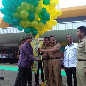 Pengguntingan pita balon sebagai tanda diresmikannya Gerai Giant Ekstra Plaju