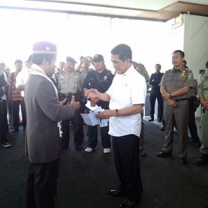 Ketua DPD I HTI Sumsel, Mahmud Jamhur memberikan surat terbuka penolakan festival GMT kepada Asisten III Pemrpvo Sumsel, Ahmad Najib