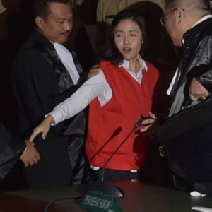 Foto Jessica mengikuti sidang