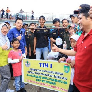 Wako Prabumuli, H . Ridho Yahya berphoto bersama masyarakat dalam kegiatan peringatan hari peduli sampah kota prabumulih tahun 2017
