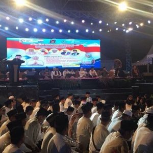 Qori dan Qori'ah sedang membacakan ayat-ayat suci Alqur'an