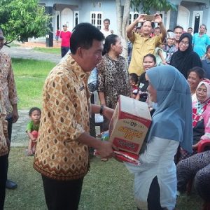 Pemberian bantuan secara simbolis oleh Wako Prabumulih H. Ridho Yahya kepada Masyarakat terdampak bencana banjir di Prabumulih