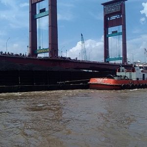 Tongkang bermuatan ratusan ton batubara Rabu, (17,5) menabrak tiang jembatan Ampera