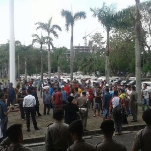 Demo sopir angkot di halaman DPRD Sumsel menuntut penertiban taksi online