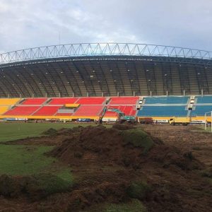 renovasi rumput stadion