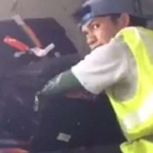 video-pencuri-bagasi-pesawat