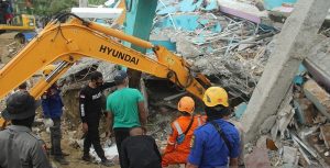 sejumlah-petugas-dengan-alat-berat-mencari-korban-di-rs-mitr-62