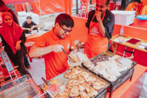 Fadil Jaidi, Sahabat Pucuk Coolinary mengunjungi salah satu tenan di Pucuk Coolinary Festival 2024