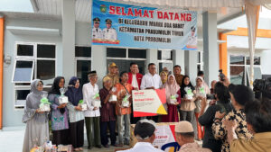 Foto 1 (Ki-Ka) Pandhu G. Mahardhiko, Sales Operations General Manager AZKO dan H. Arlan, Wali Kota Prabumulih saat simbolisasi program AZKO Berbagi Cahaya